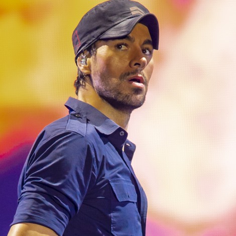 Enrique Iglesias elige un extraño lugar para mostrar su premio Billboard Latino
