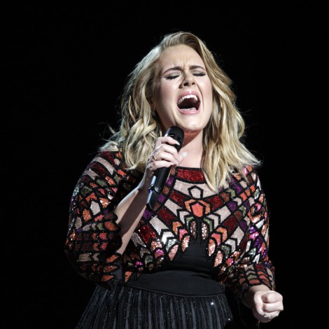 Adele reaparece muy cambiada en televisión y canta ‘Rolling in the deep’ y ‘Someone like you’