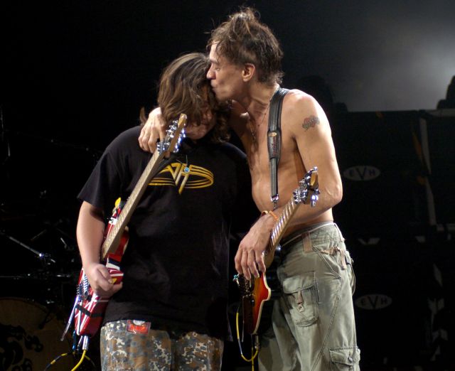 La emotiva canción con la que el hijo de Eddie Van Halen homenajea a su  padre | LOS40 Classic | LOS40