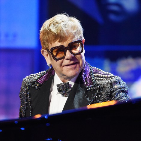 Elton John se moja para defender a The Weeknd en la polémica de los Grammys
