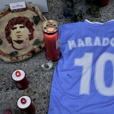 La pizza amb la cara de Maradona i el cartell d’una comunitat de veïns ja s’ha fet viral