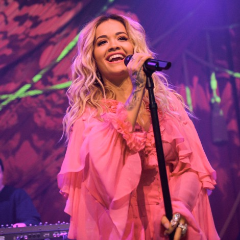 Rita Ora pide perdón por organizar una fiesta con más de 30 personas en plena cuarentena