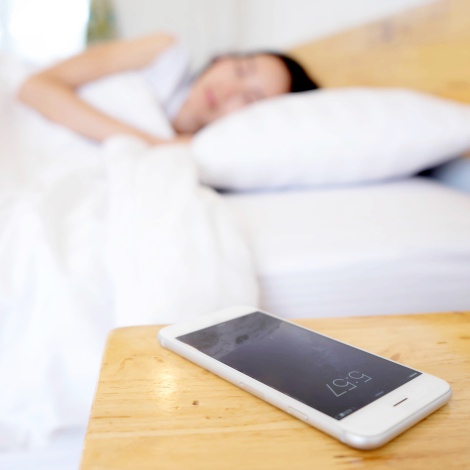 Dormir con el móvil en la mesilla, un error que todos cometemos: ¿Por qué hay que evitarlo?