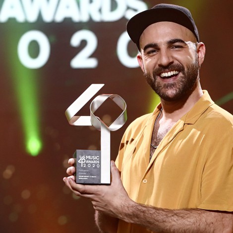 La emoción de Nil Moliner al recoger su premio Los40 Music Awards: “Gracias a todo el sector por aguantar”