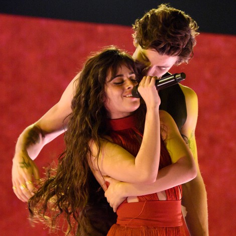 Shawn Mendes y Camila Cabello dan rienda suelta a su amor en 'The Christmas Song': mira el vídeo y la letra