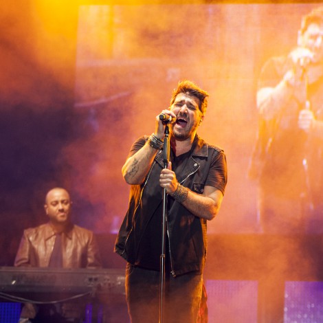 Antonio Orozco ofrece un concierto desde el tejado de un hospital como homenaje a los sanitarios