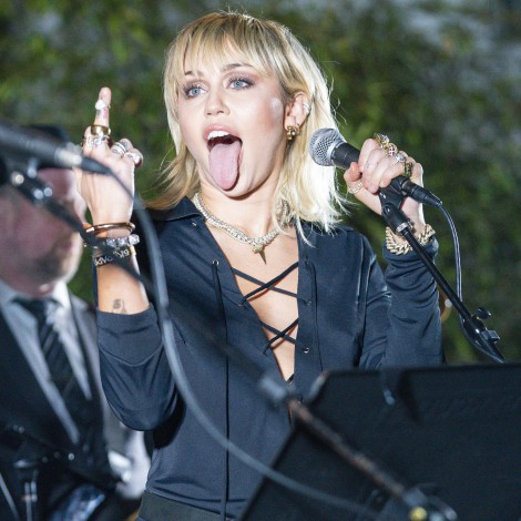 Miley Cyrus incendia las redes felicitando la Navidad… A su manera