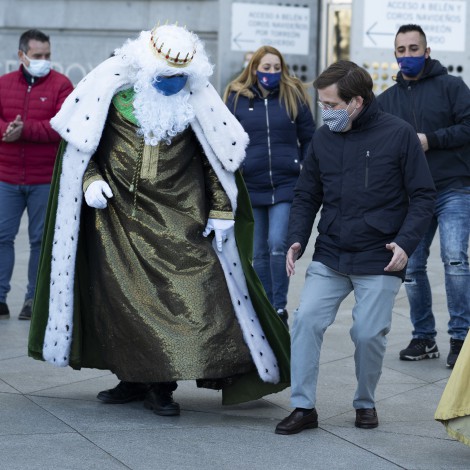 El alcalde de Madrid baila Jerusalema con los Reyes Magos