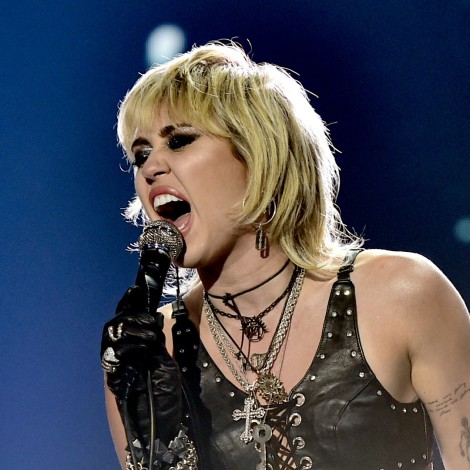 Miley Cyrus confirma a Elton John, Chad Smith y Yo-Yo Ma para su álbum de covers de Metallica