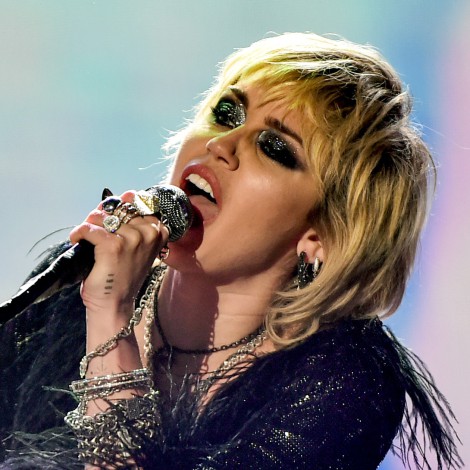 Miley Cyrus rinde homenaje a su perra fallecida con una canción titulada ‘Mary Jane 5EVR’