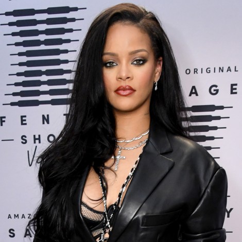 Rihanna posa en ropa interior para mostar su colección de San Valentín