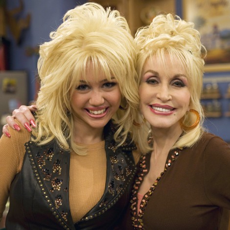 Miley Cyrus felicita el cumpleaños a Dolly Parton con este emotivo recuerdo de Hannah Montana