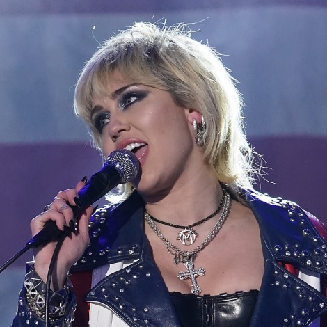 Miley Cyrus celebra el éxito de ‘Plastic Hearts’ como álbum número uno de rock y el medio millón de ventas