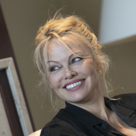 Pamela Anderson se casa por quinta vez y abandona las redes sociales