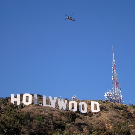 Unos activistas transforman el letrero de Hollywood en ‘Hollyboob’