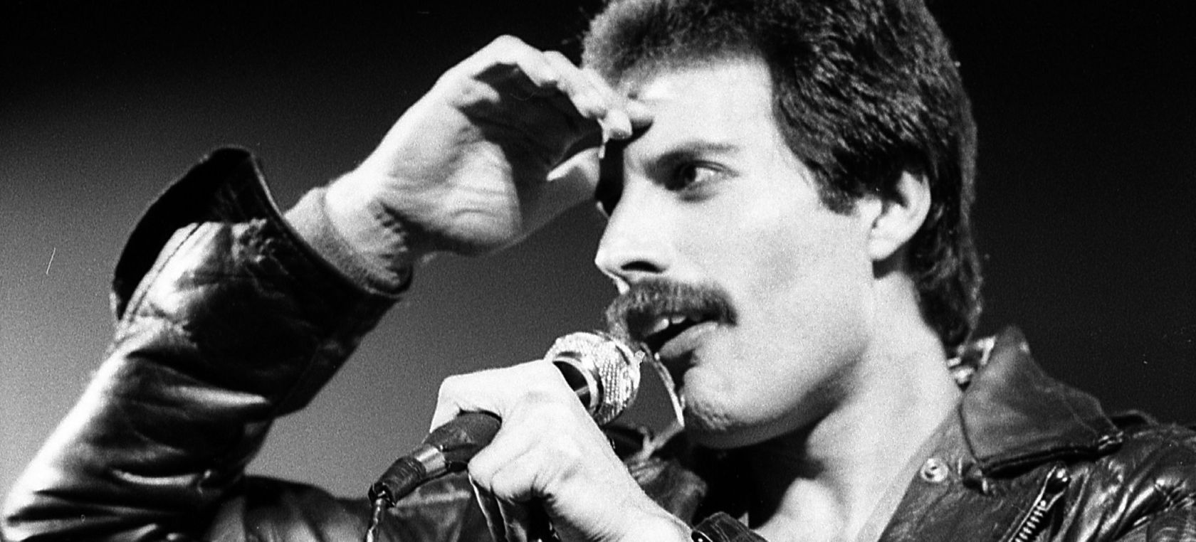 Freddie Mercury actuando en el CNE Grandstand en Toronto en 1980