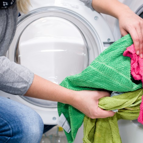 ¿Por qué tu lavadora no quita las manchas? La OCU analiza 10 posibles errores al hacer la colada
