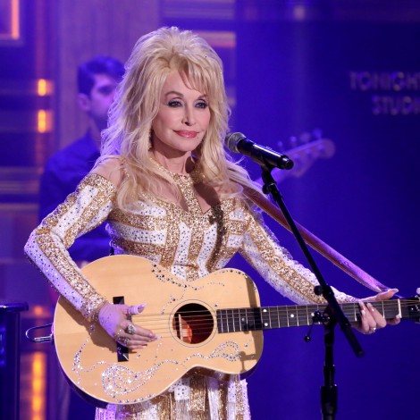 Dolly Parton se vacuna con “su propia medicina” al ritmo de 'Jolene'