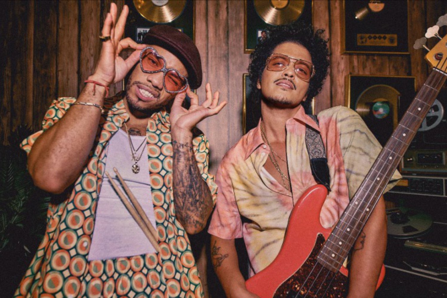 Bruno Mars Y Anderson Paak Se Estrenan En Silk Sonic Con Leave The Door Open Mira El Video Videoclip Actualidad Los40