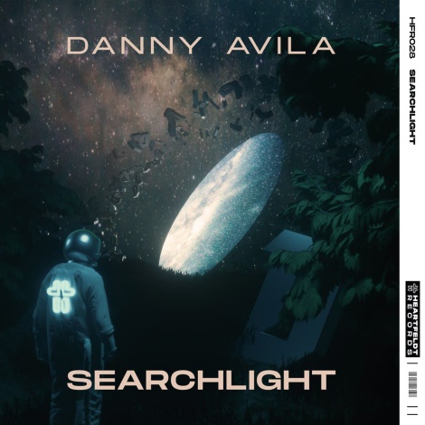 Danny Ávila nos lleva al pasado en ‘Searchlight’: ¡mira el vídeo!