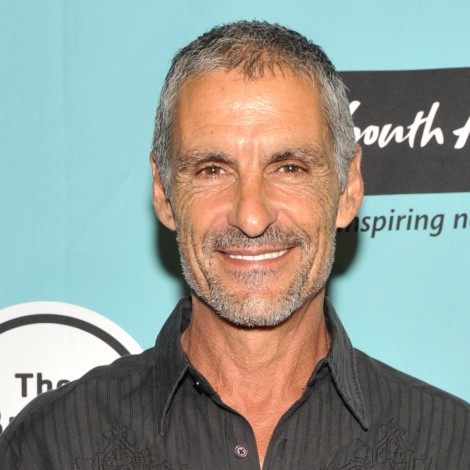 Muere Cliff Simon, actor de ‘Stargate’ y ‘NCIS’, en un trágico accidente de kitesurf
