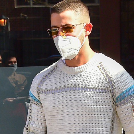 El bolso de Nick Jonas crea tendencia: así es la prenda de la que nunca se separa