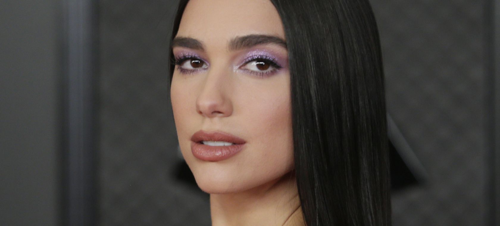Dua Lipa en los Grammy 2021: el truco de maquillaje para que tus sombras brillen como las de ella