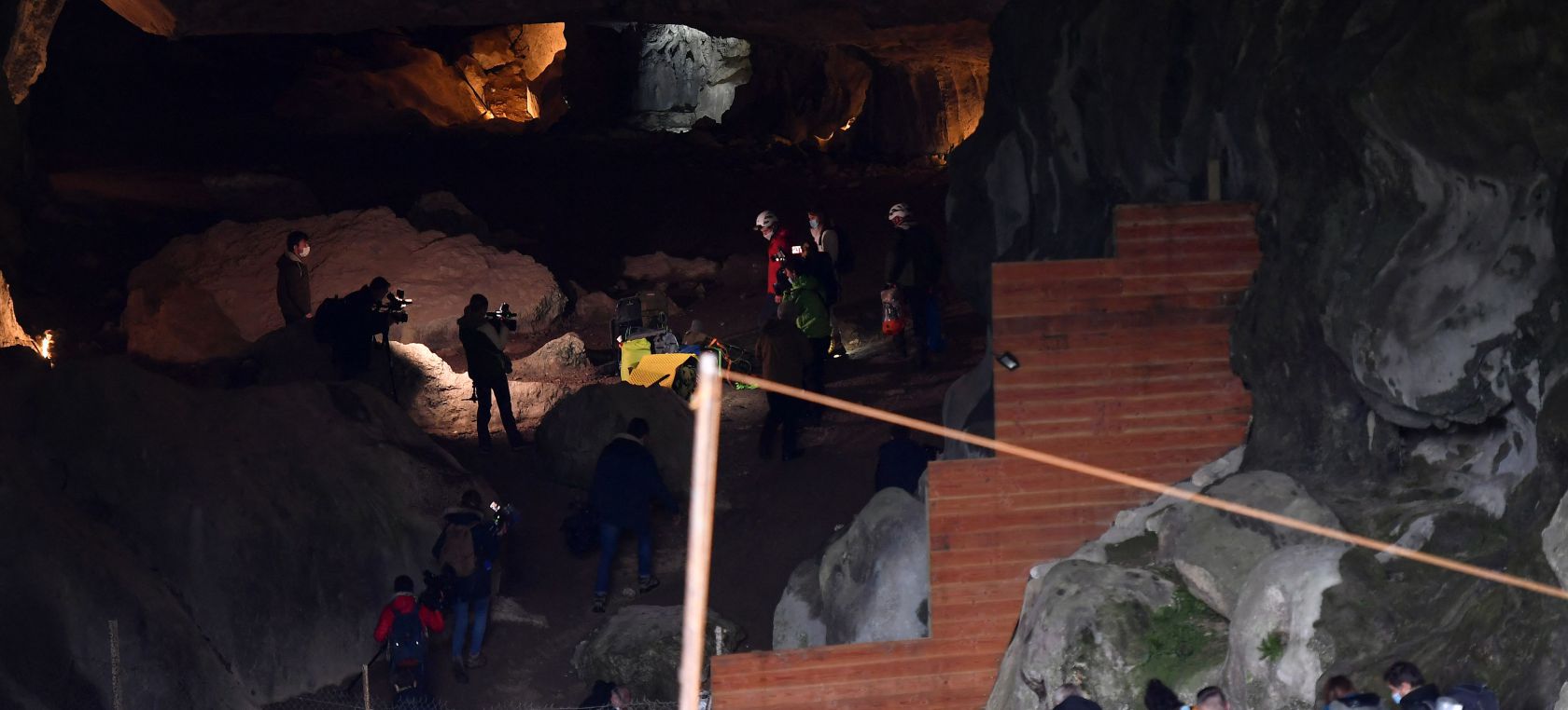 15 personas se han encerrado 40 días en una cueva sin luz del Pirineo: así es la misión 'Deep Time'