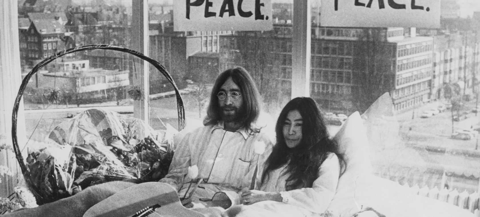 Así intentaron John Lennon y Yoko Ono parar la guerra en pijama desde la cama
