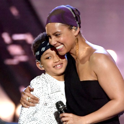 Alicia Keys, orgullosa ante el talento de su hijo cantando y tocando el piano