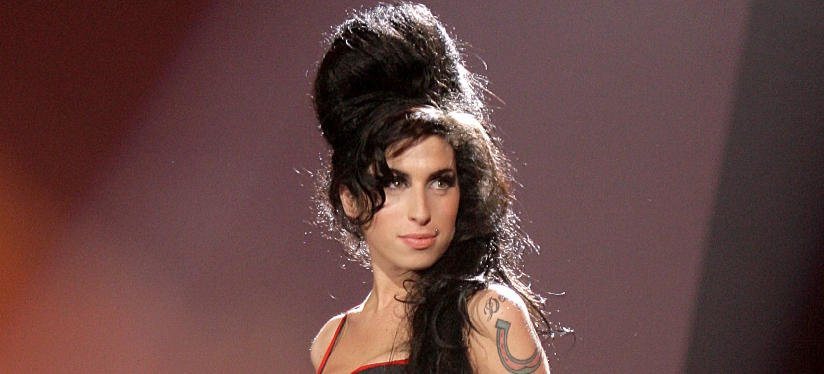 Del bolso de corazón a la falda que llevó en los Grammy: los objetos de Amy Winehouse que salen a subasta