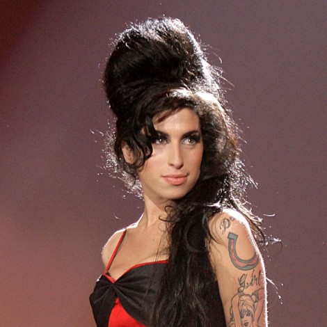 Del bolso de corazón a la falda que llevó en los Grammy: los objetos de Amy Winehouse que salen a subasta