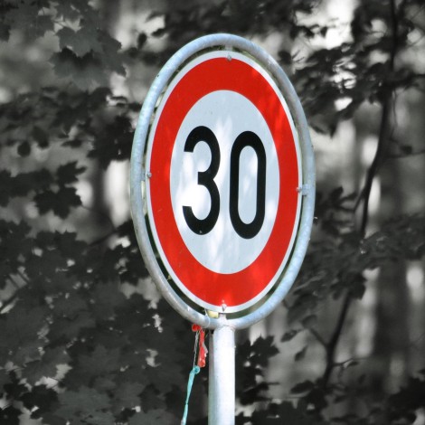 Nuevos límites de velocidad de la DGT: ¿qué multas te pueden poner por superar los 30km/hora?