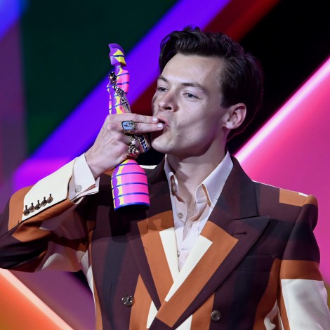 Harry Styles impresionó con su look en los BRITs Awards y acabó la noche con premio y regalo de Olivia Rodrigo