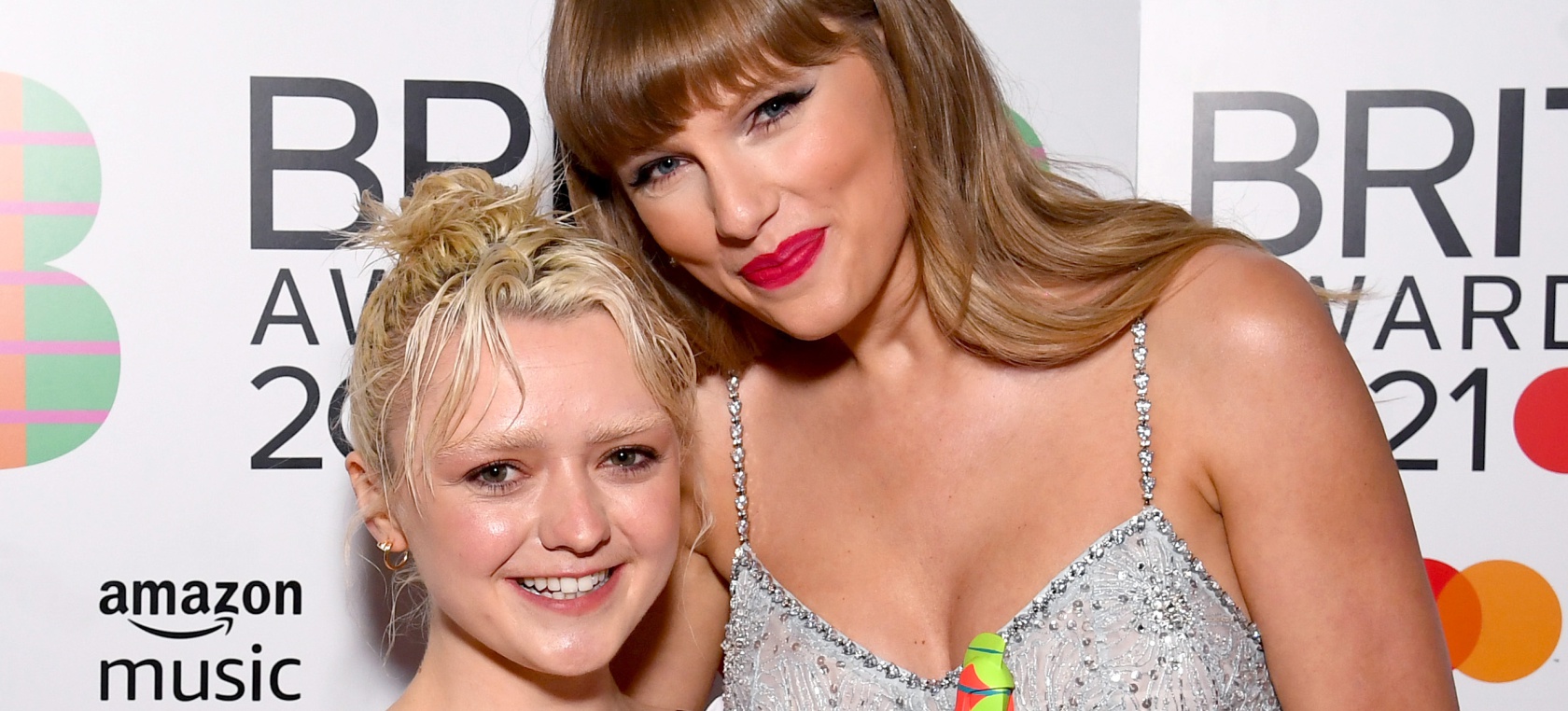 Taylor Swift y Arya Stark de ‘Juego de Tronos’ protagonizan un momentazo en los Premios BRITs