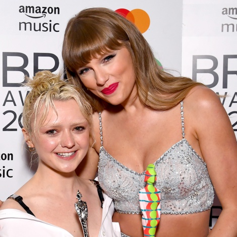 Taylor Swift y Arya Stark de ‘Juego de Tronos’ protagonizan un momentazo en los Premios BRITs