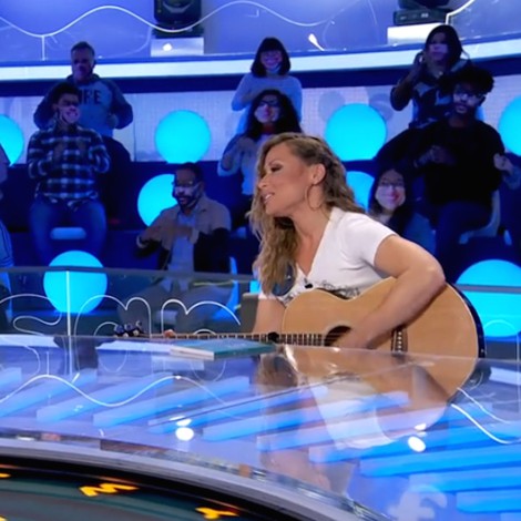Verónica Romero y Willy Bárcenas cantaron en ‘Pasapalabra’ para homenajear a Álex Casademunt
