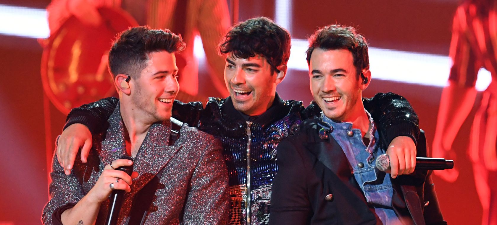 Los Jonas Brothers se unen a Marshmello al ritmo retro de ‘Leave Me Before You’