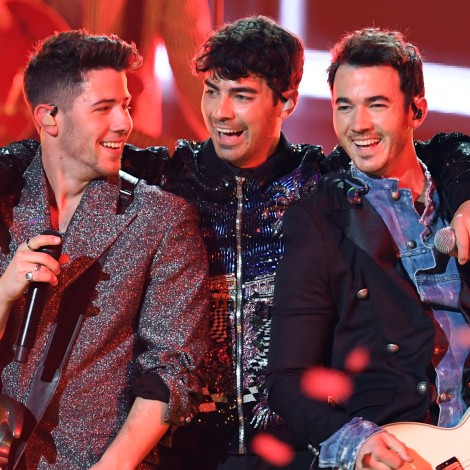 Los Jonas Brothers se unen a Marshmello al ritmo retro de ‘Leave Me Before You’