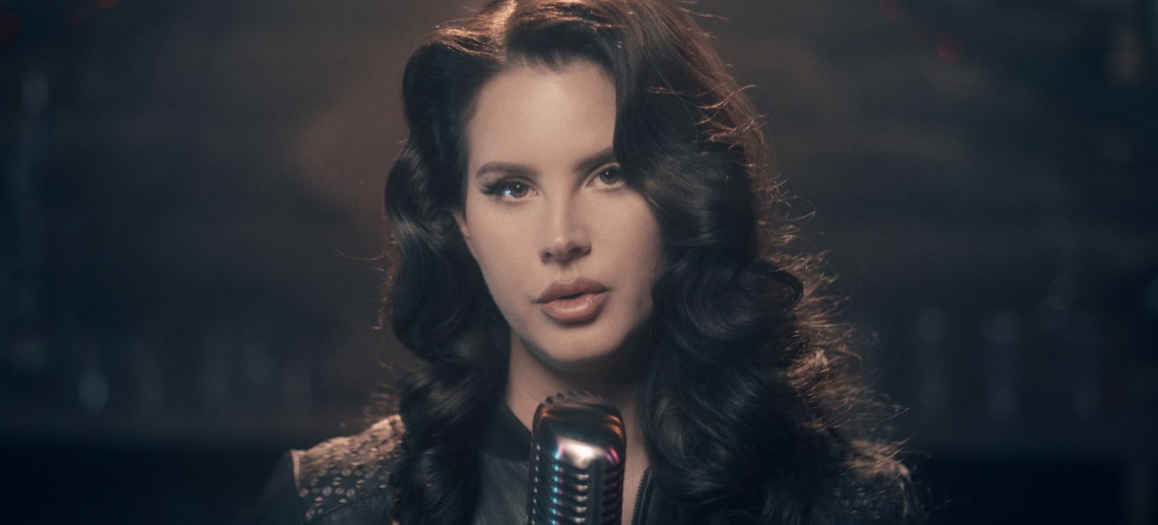 Lana Del Rey lanza tres nuevas canciones: Blue Banisters, Text Book y Wildflower Wildfire