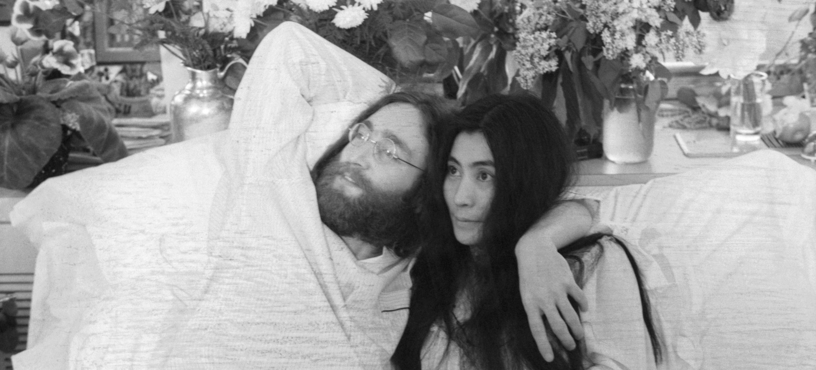 Los días que John Lennon y Yoko Ono vendieron la ‘paz’ en la cama “porque somos perezosos”