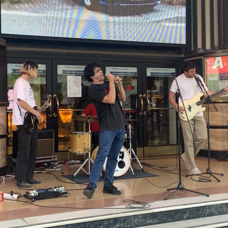 Carolina Durante presenta ‘Famosos en 3 calles’ con un mini concierto sorpresa en el centro de Madrid