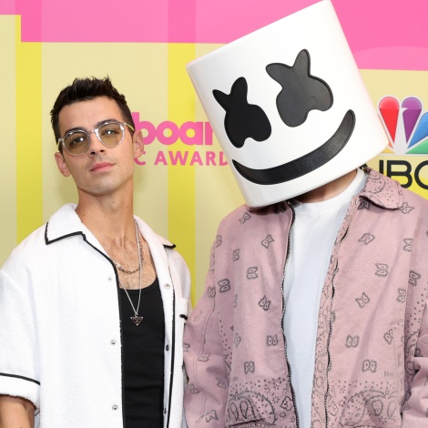 Marshmello y Jonas Brothers ‘se cuelan’ en el metro para interpretar ‘Leave Before You Love Me’: ¡vídeo aquí!