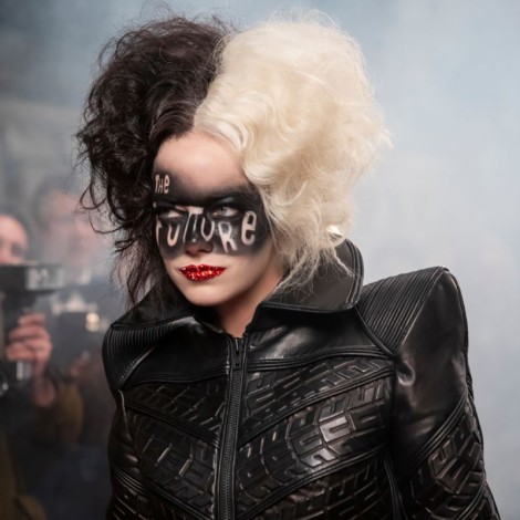 Emma Stone quema la ciudad al ritmo de Queen en una ‘Cruella’ punk y feminista