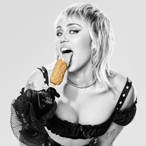 Miley Cyrus anuncia su colaboración en 8D con esta famosa marca de helados