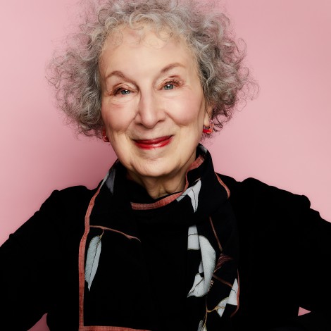 Margaret Atwood: Tras el éxito de ‘El cuento de la criada’, llega en español su otra gran trilogía distópica