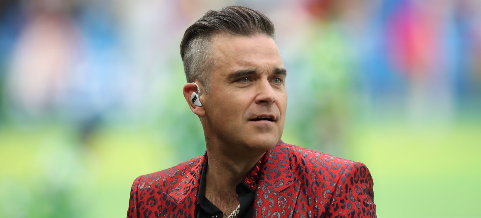 Robbie Williams dice adiós a su pelazo rapándose al cero