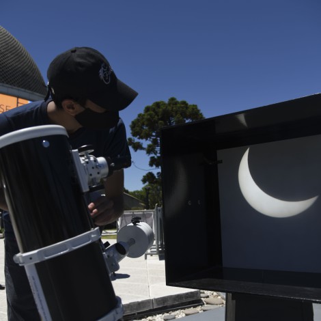 Eclipse solar de junio 2021: cómo construir un proyector en casa para verlo sin dañarte la vista
