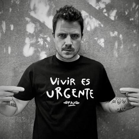 Pau Donés: A un año de su muerte, Dani Rovira, Dani Martín, Jordi Évole o Luz apoyan su camiseta solidaria