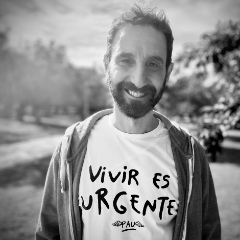 Pau Gasol, Manolo García, Orozco, Estopa o Arguiñano: Así lucen los amigos de Pau Donés su camiseta solidaria